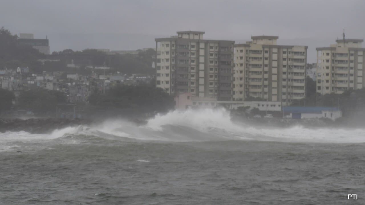 Cyclone Arnab Slams Andhra Coast, 140 kmph Winds, 1.8 Lakh Evacuated