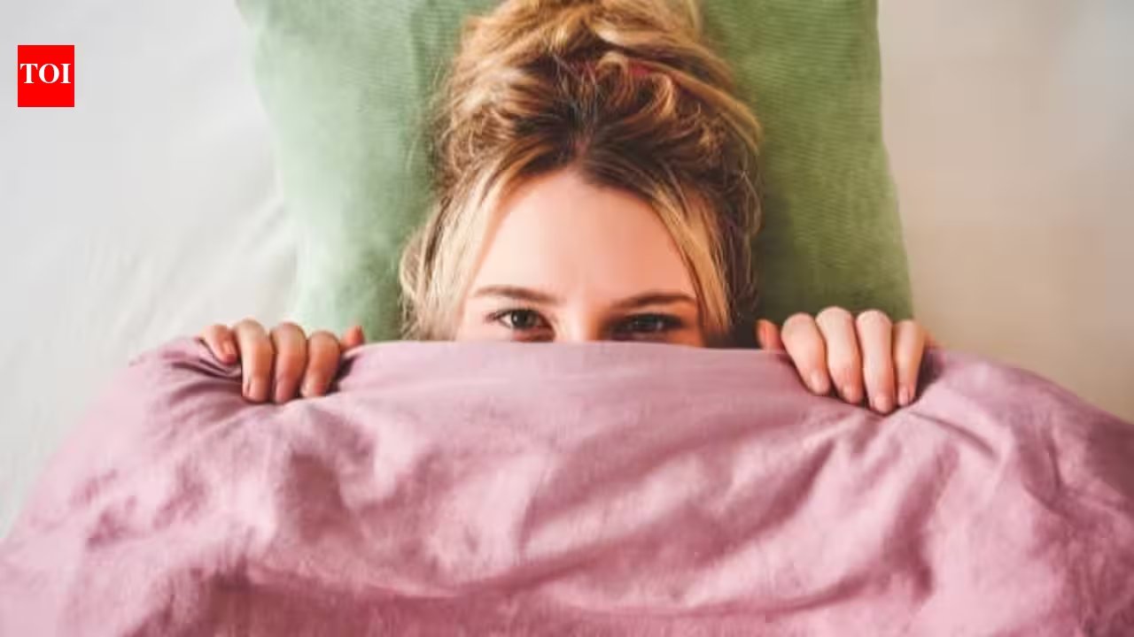 Baking Soda, Vinegar, & Mild Detergent: Natural Comforter Refresh