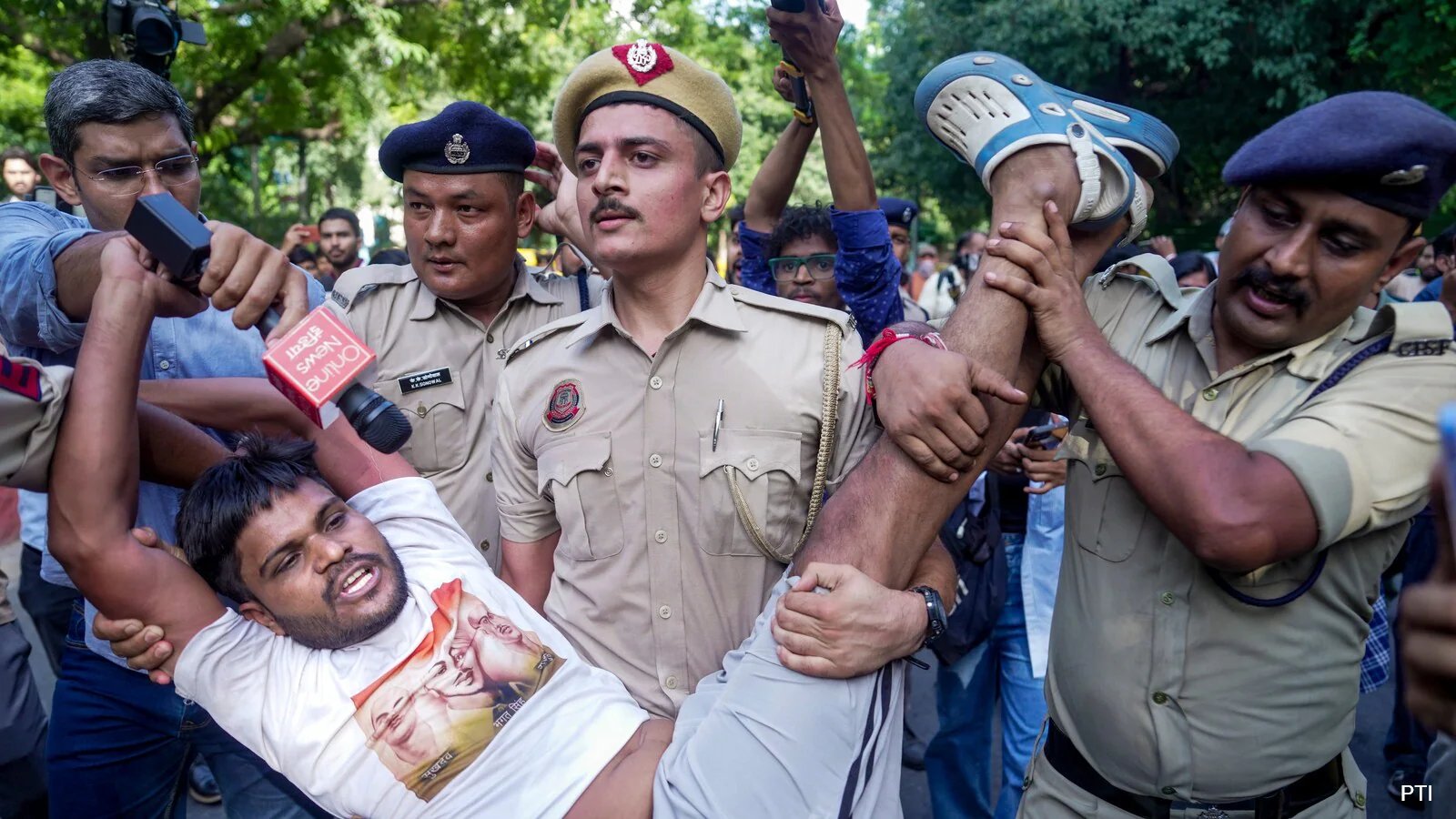 Delhi Police Deployed Without Name Tags at Jantar Mantar Protest; DCP Denies Instructions