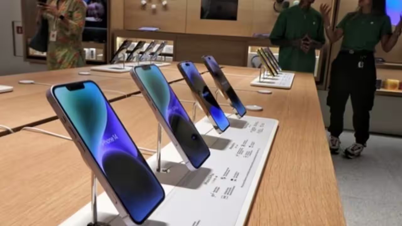 India's Smartphone Market Shrinks 12% in Volumes This Festive Season