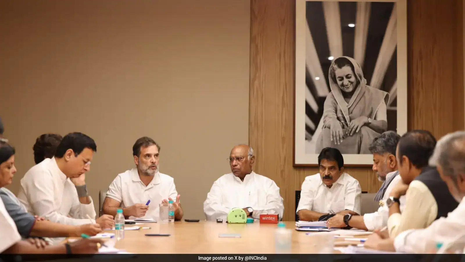 Rahul Gandhi Demands Congress Unity Over Vote Theft, 14 SIR Objections Highlighted