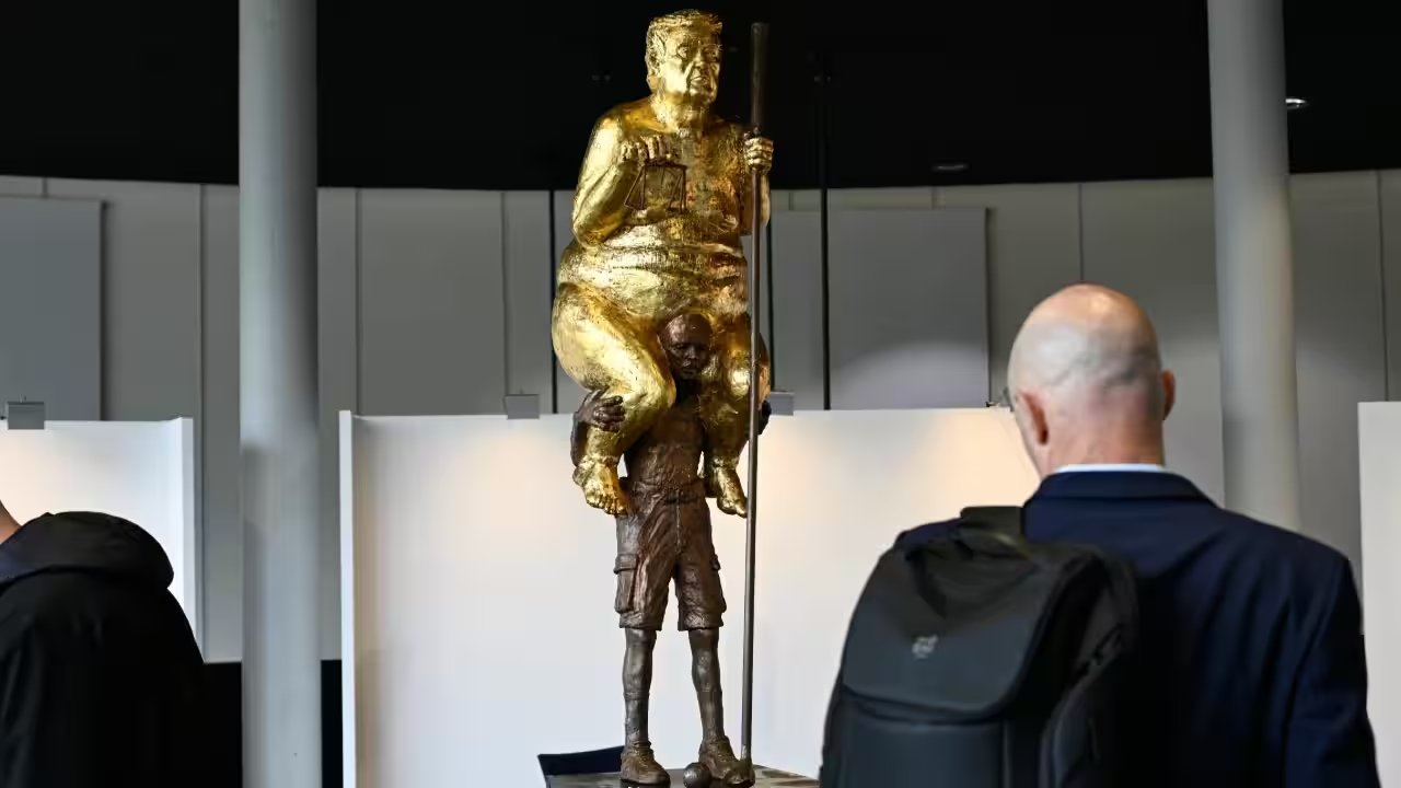 European Parliament Unveils 2.6‑Metre Gold Trump Statue in Strasbourg