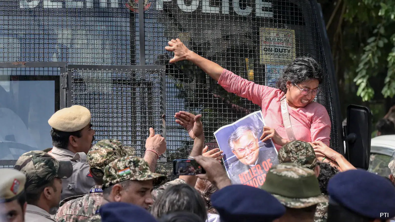Delhi Police Reject Assault Claims Against Female Protesters, Claim Female Staff Handled Them