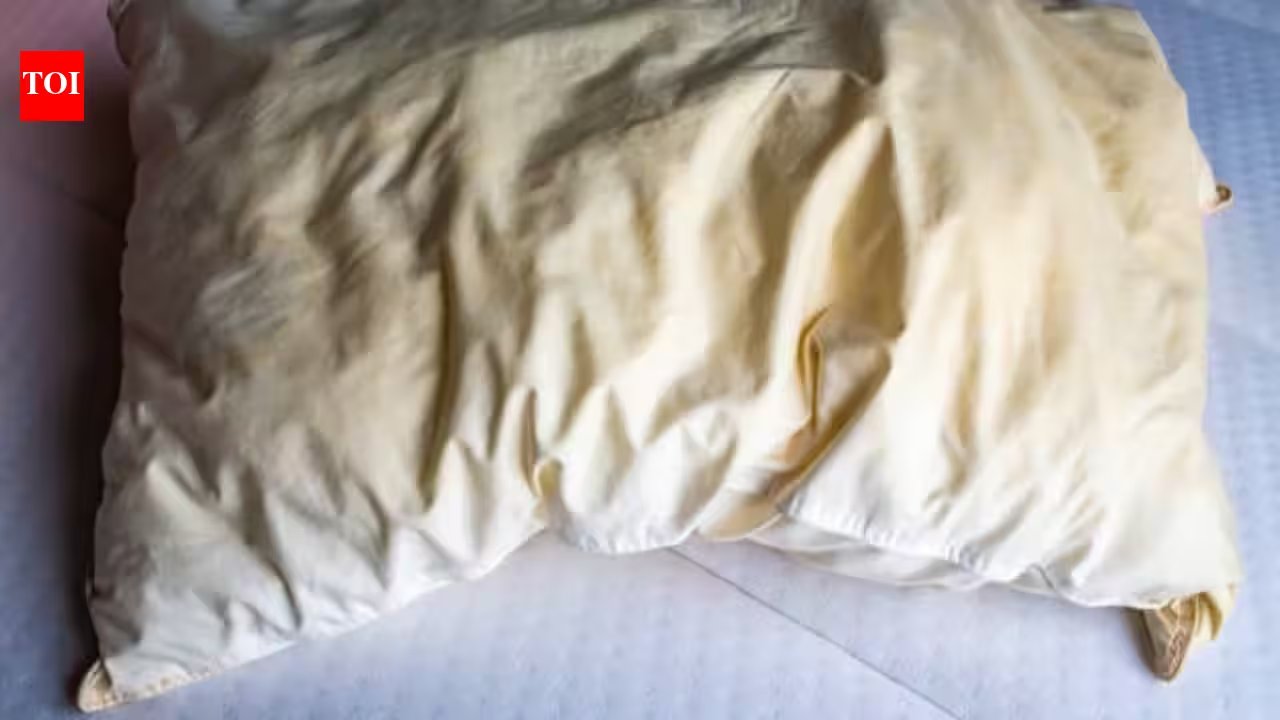 Bring Your Pillow Back to White with Baking Soda, Lemon Juice, and Sunlight