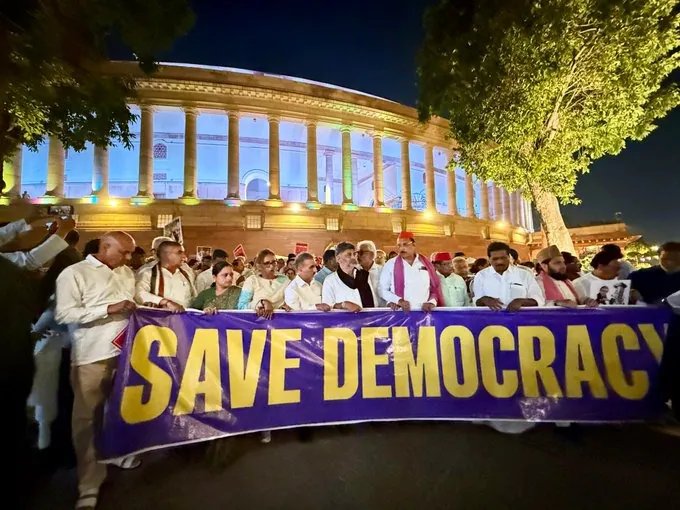 Rahul Gandhi Leads Opposition MPs to Rashtrapati Bhavan, Demands CEC Gyanesh Kumar Resignation
