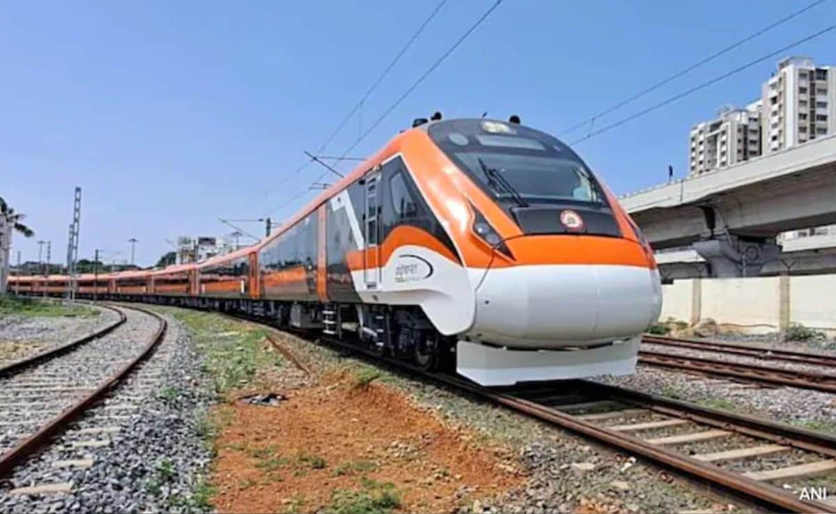 Ashwini Vaishnaw Flags Off Vande Bharat Sleeper Delhi‑Varanasi, 6 Days a Week