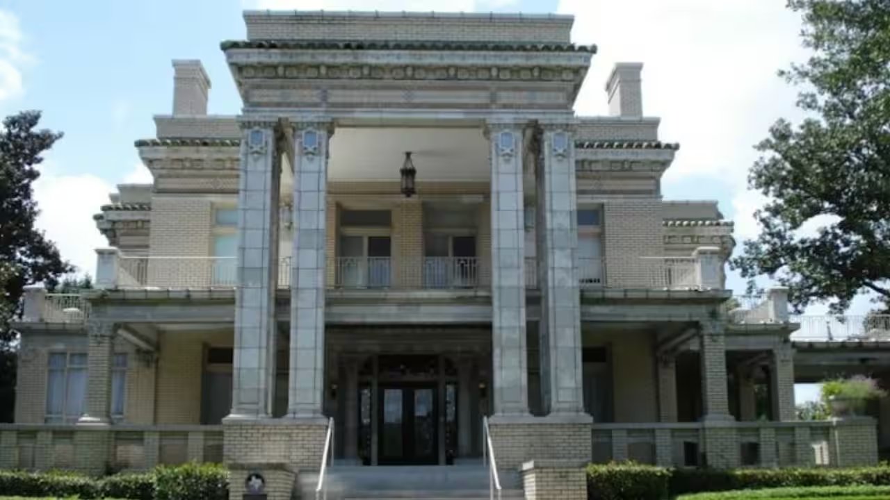Historic Cleveland Mansion at 8 Courtlandt Listed for $3.995 Million, Up 70% Since 2015