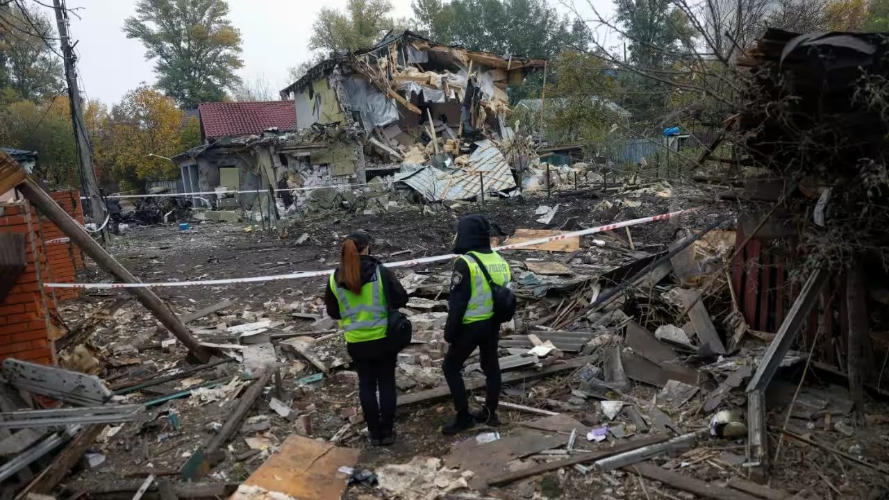Ukraine Strikes Omsk Plant, Ozon Hub; Russia Kills Three in Dnipropetrovsk