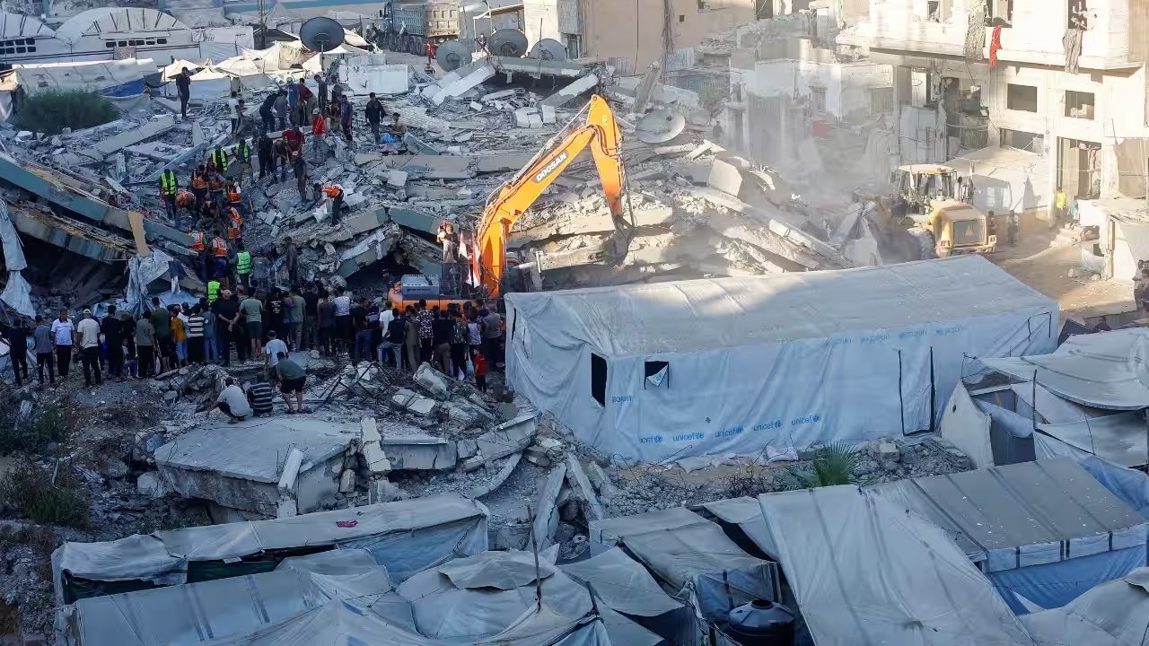 Tal al‑Hawa Apartment Collapse Claims 10 Lives, Triggers Rescue in Gaza