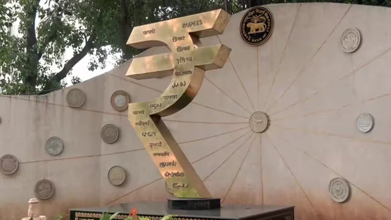 Rupee Gains 33 Paise to 94.93 on Friday as IMF Endorses FX Flexibility