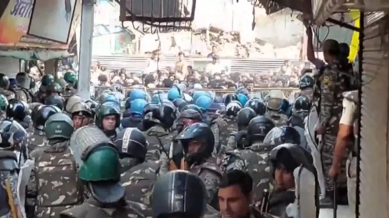 Ujjain Police Deploy 2,500 Officers, Fire Tear Gas Over Shahi Masjid Road‑Widening Protest