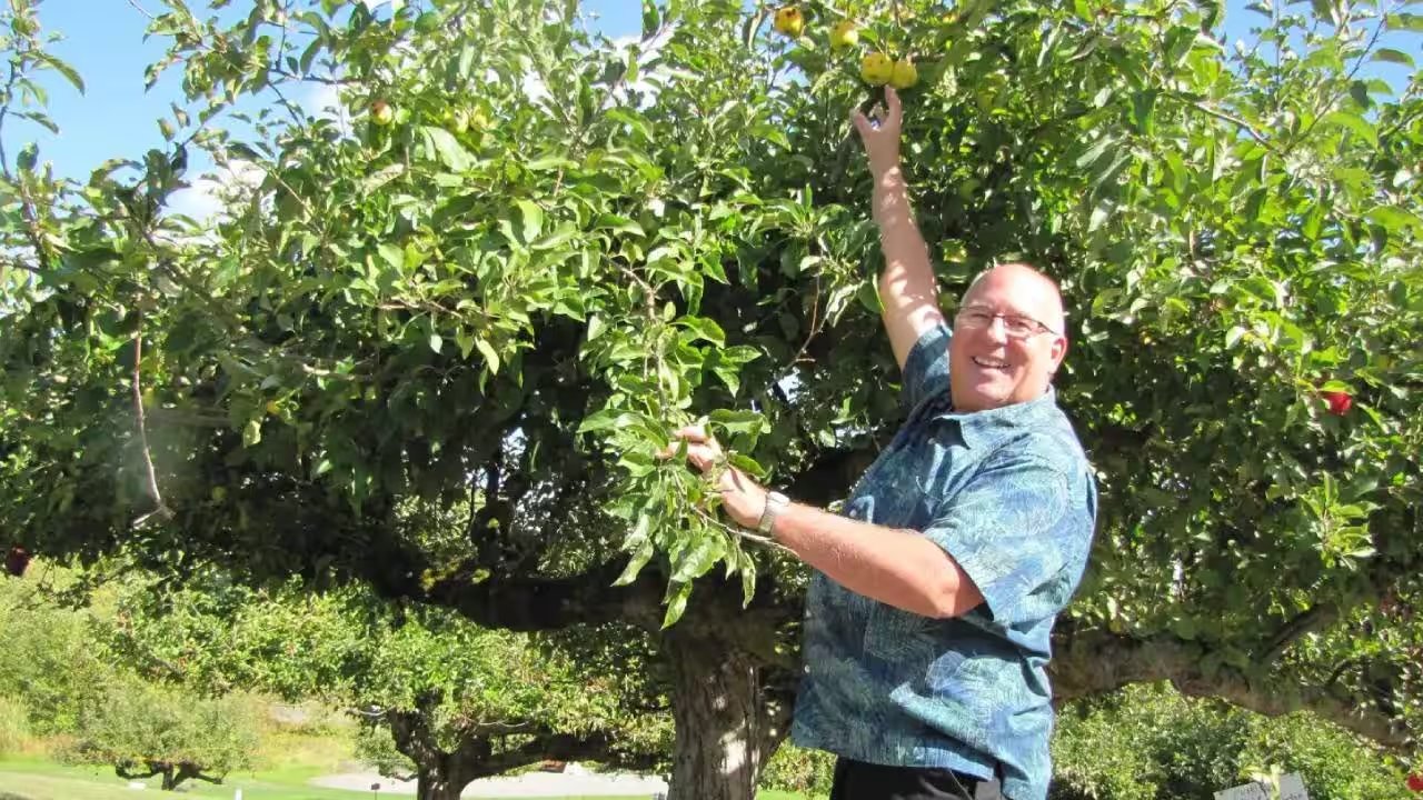 Dave Benscoter Finds 30 Forgotten Apple Varieties Across Pacific Northwest