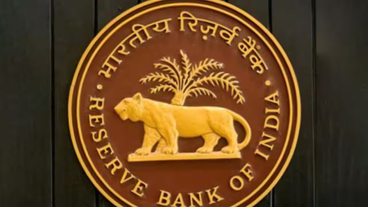 RBI Governor Malhotra Defeats External Members in 4-2 Vote to Tighten Stance