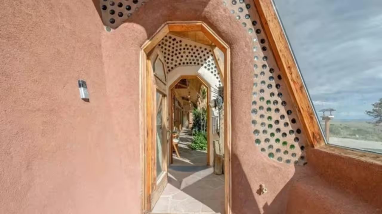 Wyoming Tyre‑Built Earthship Prices $625,000 After 15 Years