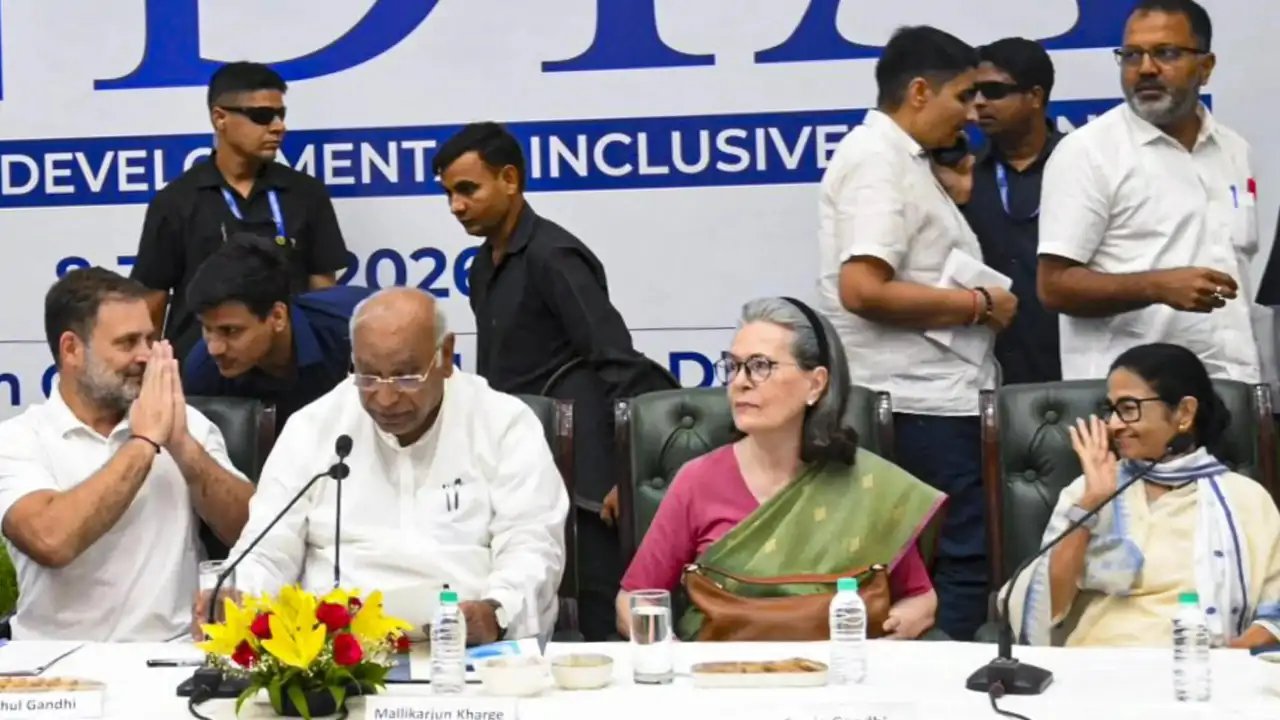 Mamata Banerjee Refuses to Name Rahul Gandhi as PM Candidate; Promises Press Conference