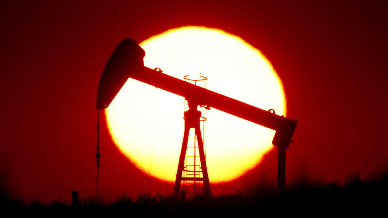 Julius Baer Forecasts Oil Prices at $110/Barrel, Anticipates Decline; AI Rally Persists