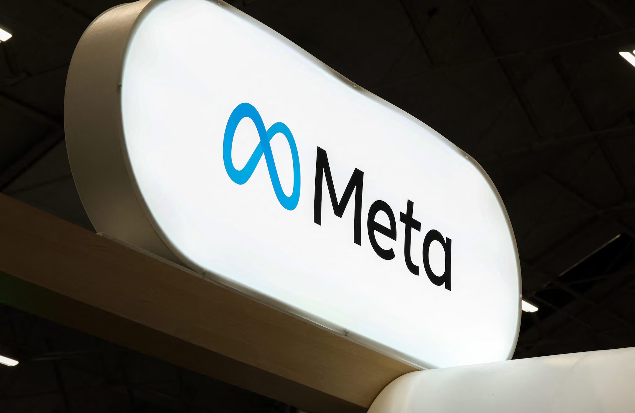 Meta Q3 Revenue Sees 1% Decline to $33.3B, Beats EPS Estimates
