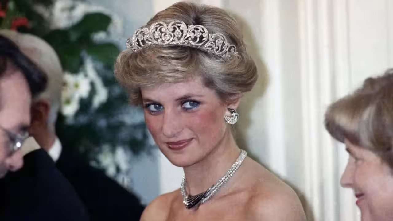 Earl Charles Spencer Criticizes Media Attacks on Harry and Meghan, Echoing Diana's Tragedy