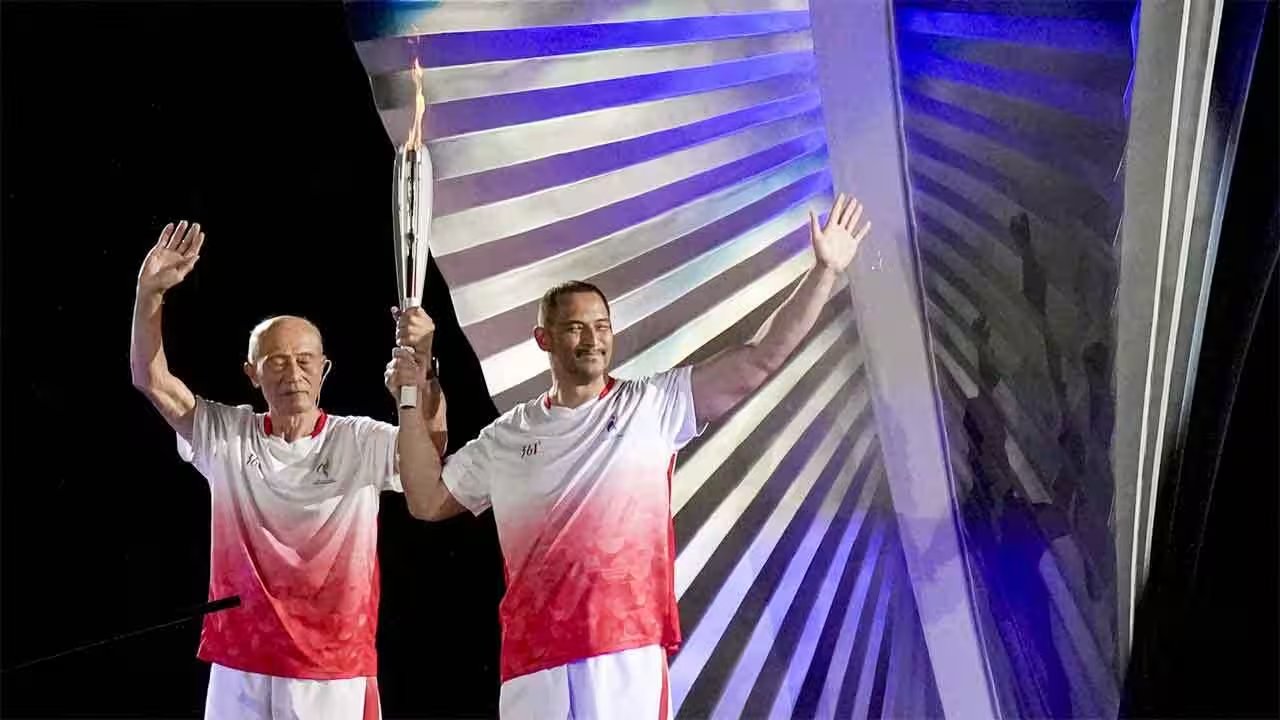Shigenobu and Koji Murofushi Light Cauldron Together at Asian Games
